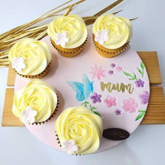 Mum cupcakes on a board  Mum cupcakes on a board